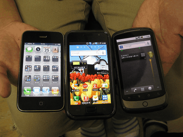 Все рвут Apple' /></p>
<p>Другие компании стали свидетелями этого изменения стратегии и того, как это помогло Apple вырасти из крупнейшей компании в мире (на данный момент</p>
<p>). И нет никаких сомнений в том, что многие следуют примеру Apple. Apple выпускает продукт, а затем несколько компаний выпускают аналогичные продукты с точки зрения функциональности, функций и дизайна.</p>
<div style=